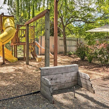 Central Medford Family Retreat With Large Yard! Buitenkant foto