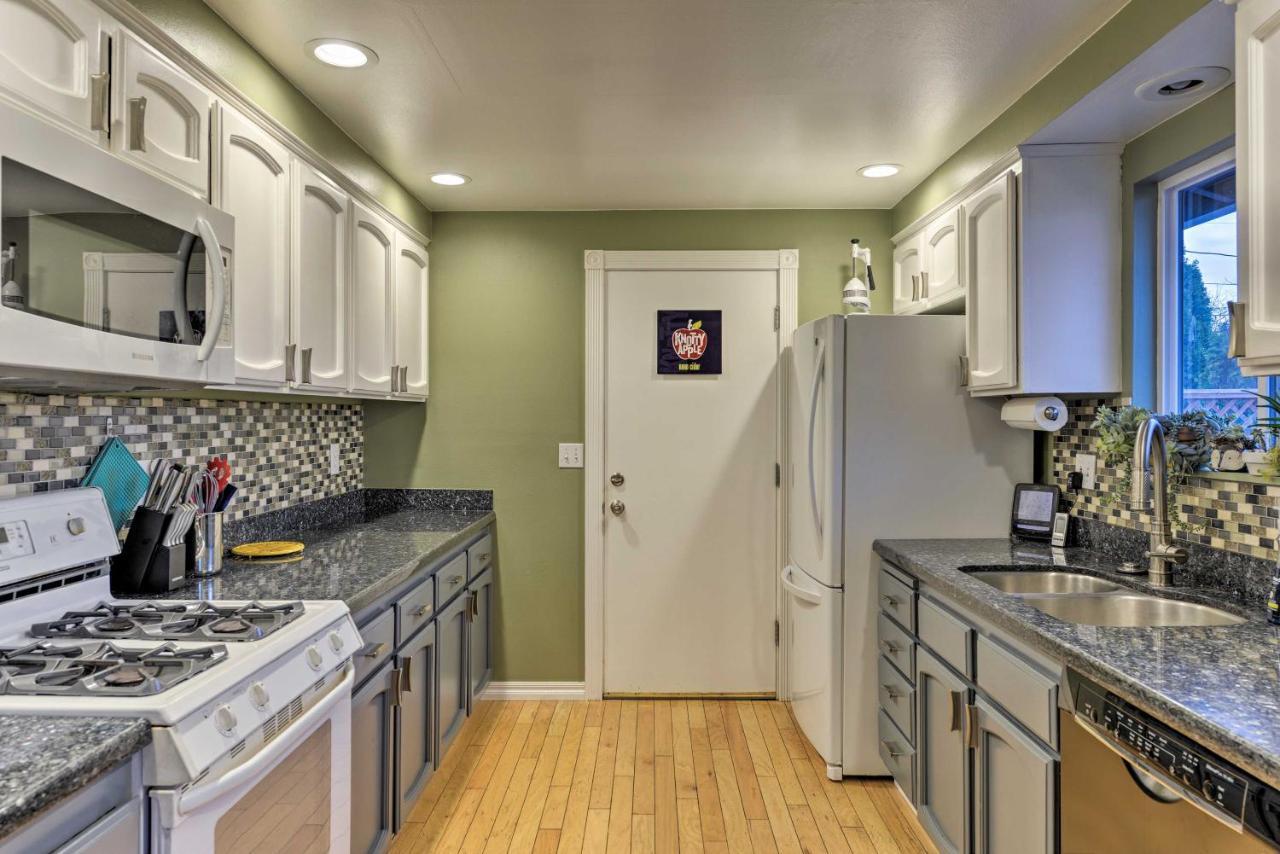 Central Medford Family Retreat With Large Yard! Buitenkant foto