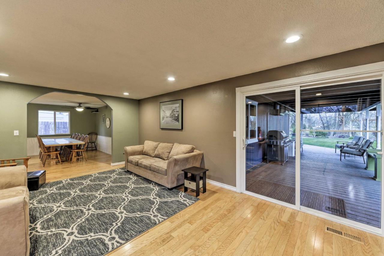 Central Medford Family Retreat With Large Yard! Buitenkant foto
