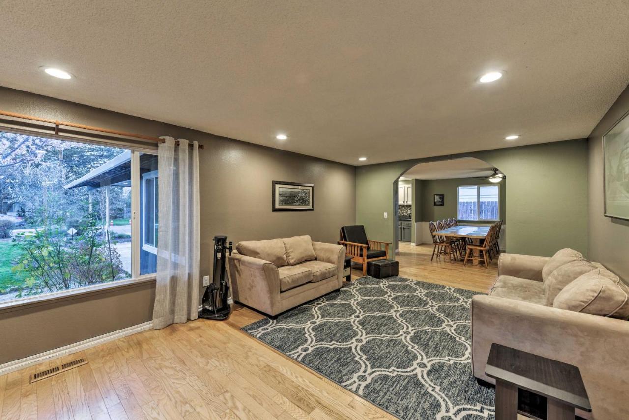 Central Medford Family Retreat With Large Yard! Buitenkant foto