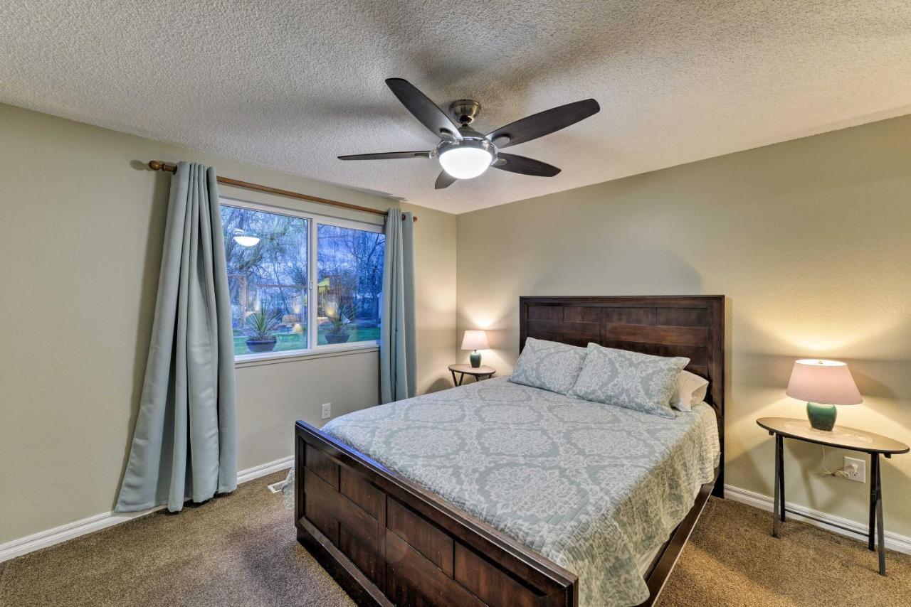 Central Medford Family Retreat With Large Yard! Buitenkant foto